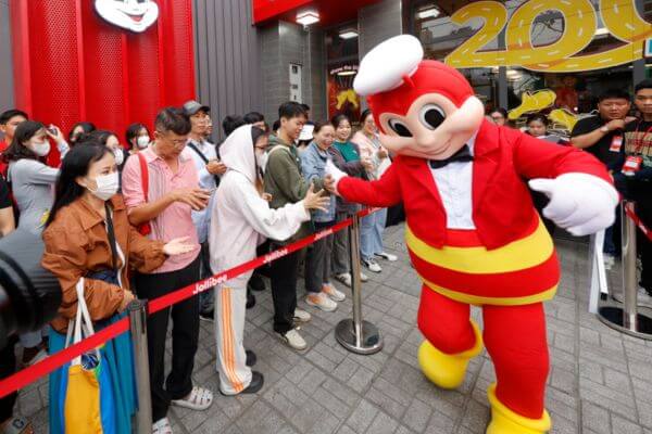 Jollibee cùng các hoạt động ngoài trời cùng khách hàng