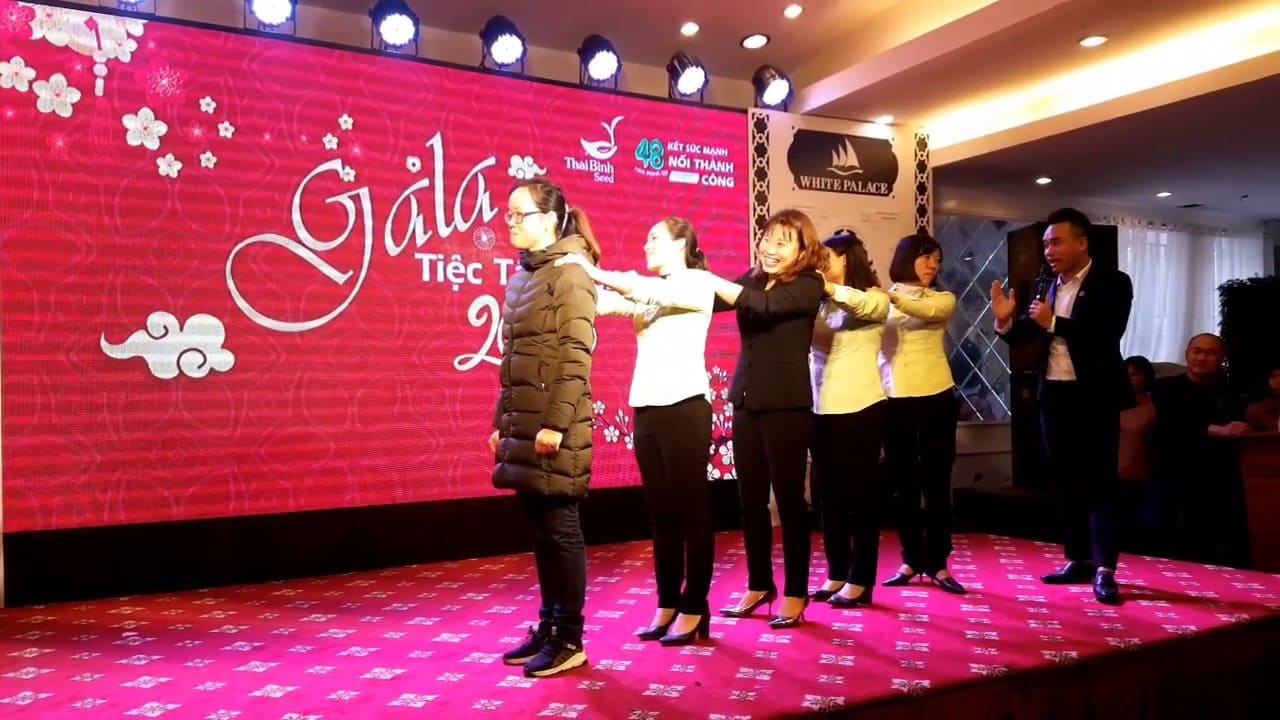 Đồng nghiệp chơi Tam sao thất bản trong mini game Tết