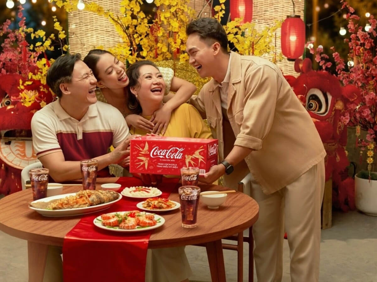 Coca Cola luôn chạm đến cảm xúc của khách hàng với hình ảnh sum vầy ngày tết