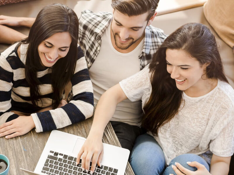 Các yếu tố ảnh hưởng đến hành vi khách hàng bao gồm yếu tố xã hội