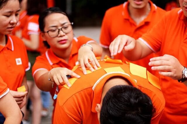 Người chơi thử thách làm rơi sticker