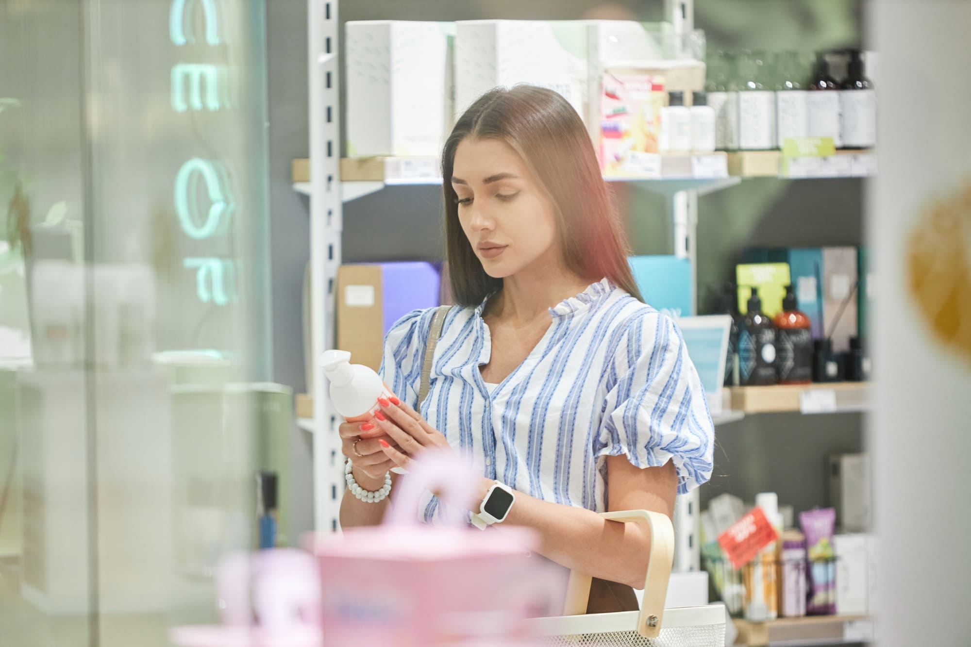 Nhóm khách hàng tìm hiểu chi tiết về sản phẩm