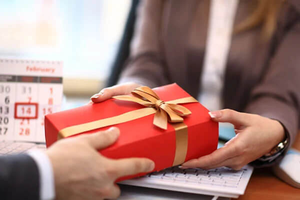 Một món quà nhỏ hay chỉ một lời chúc đều giúp gắn kết mối quan hệ với khách hàng