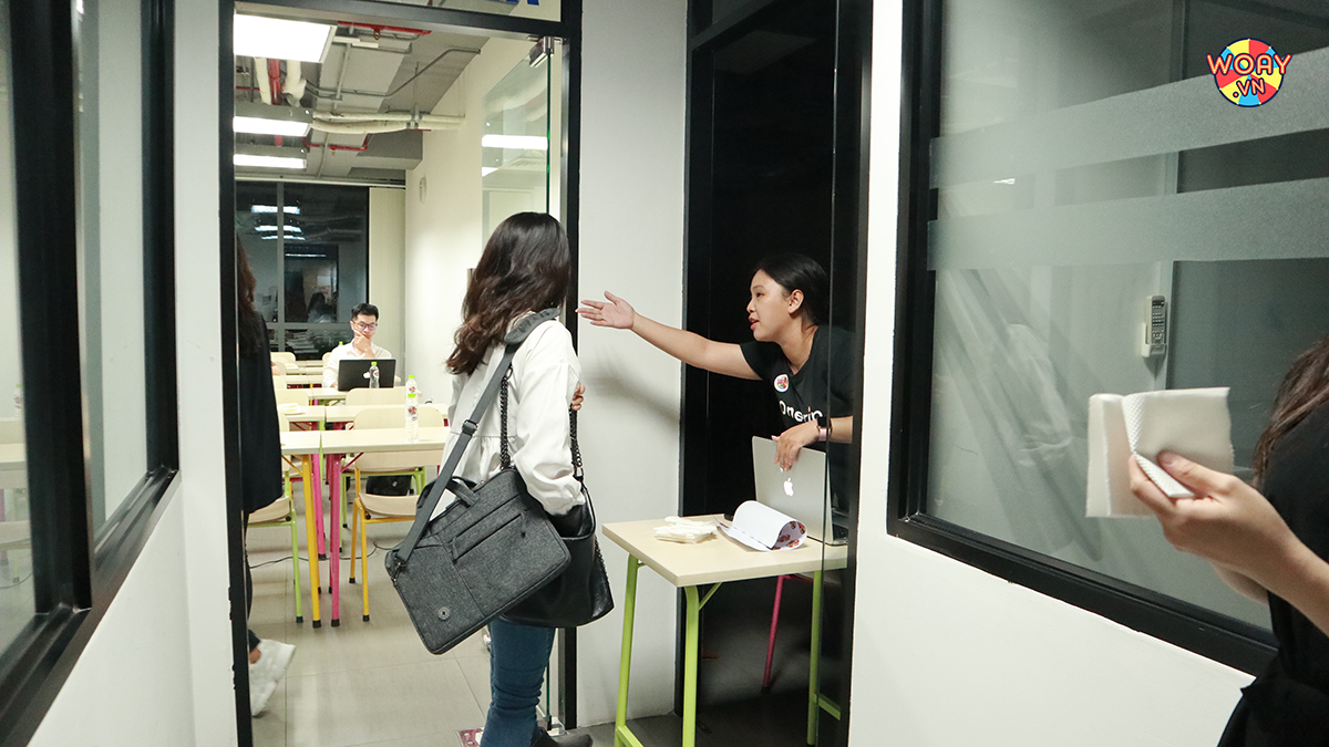 Các bạn hướng dẫn và hỗ trợ khách check in. 